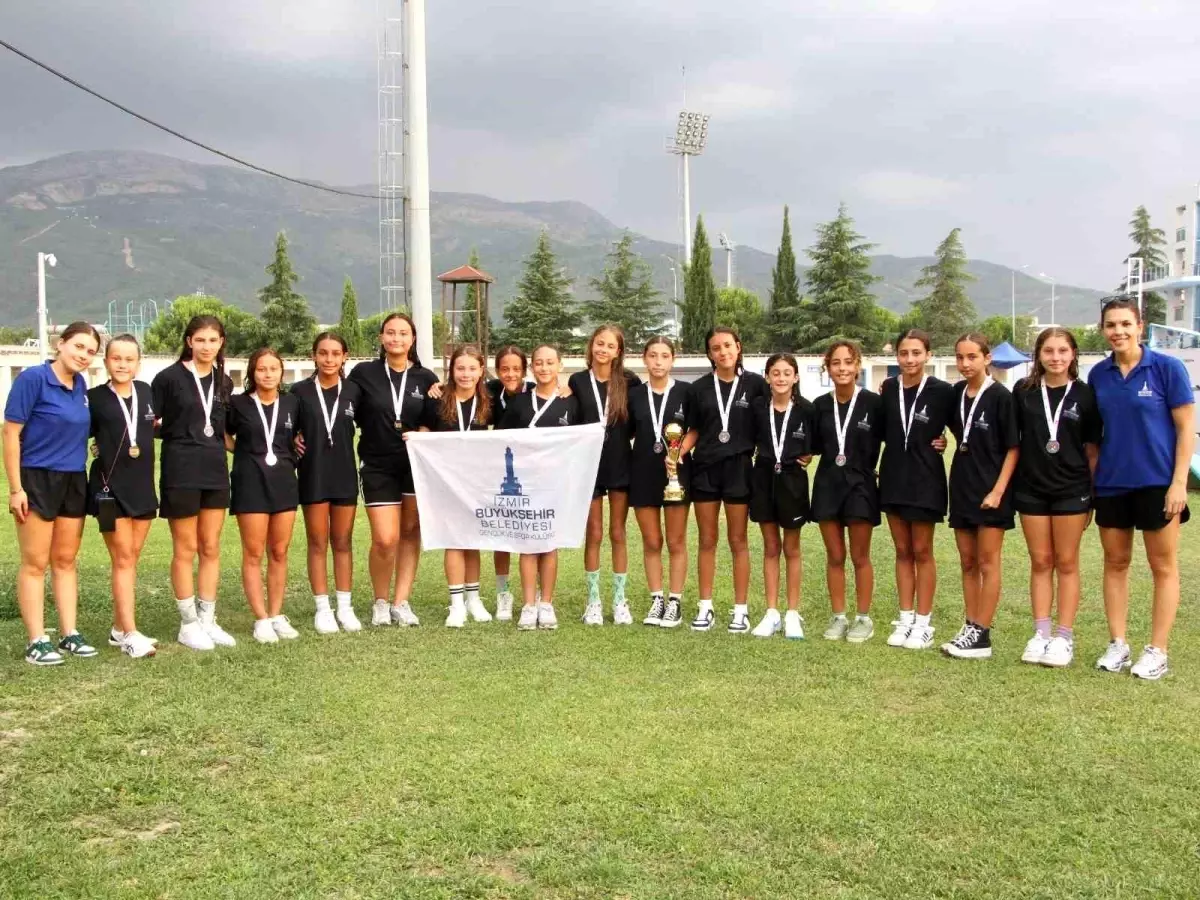 İzmir Büyükşehir Belediyesi Spor Kulübü Sutopu U13 Kadınlar Türkiye Şampiyonasında İkinci Oldu