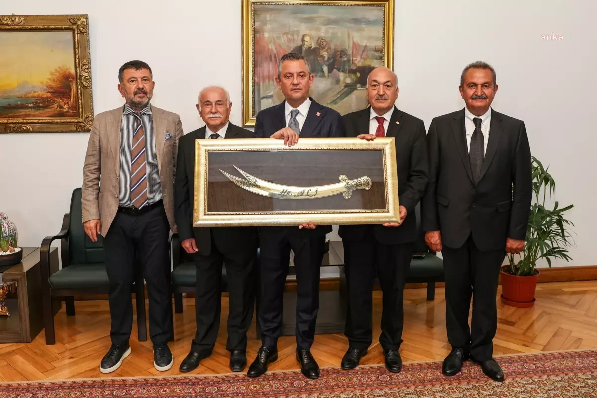 CHP Genel Başkanı Özgür Özel, Cem Vakfı Malatya Şube Başkanı ve Yönetimi ile Görüştü