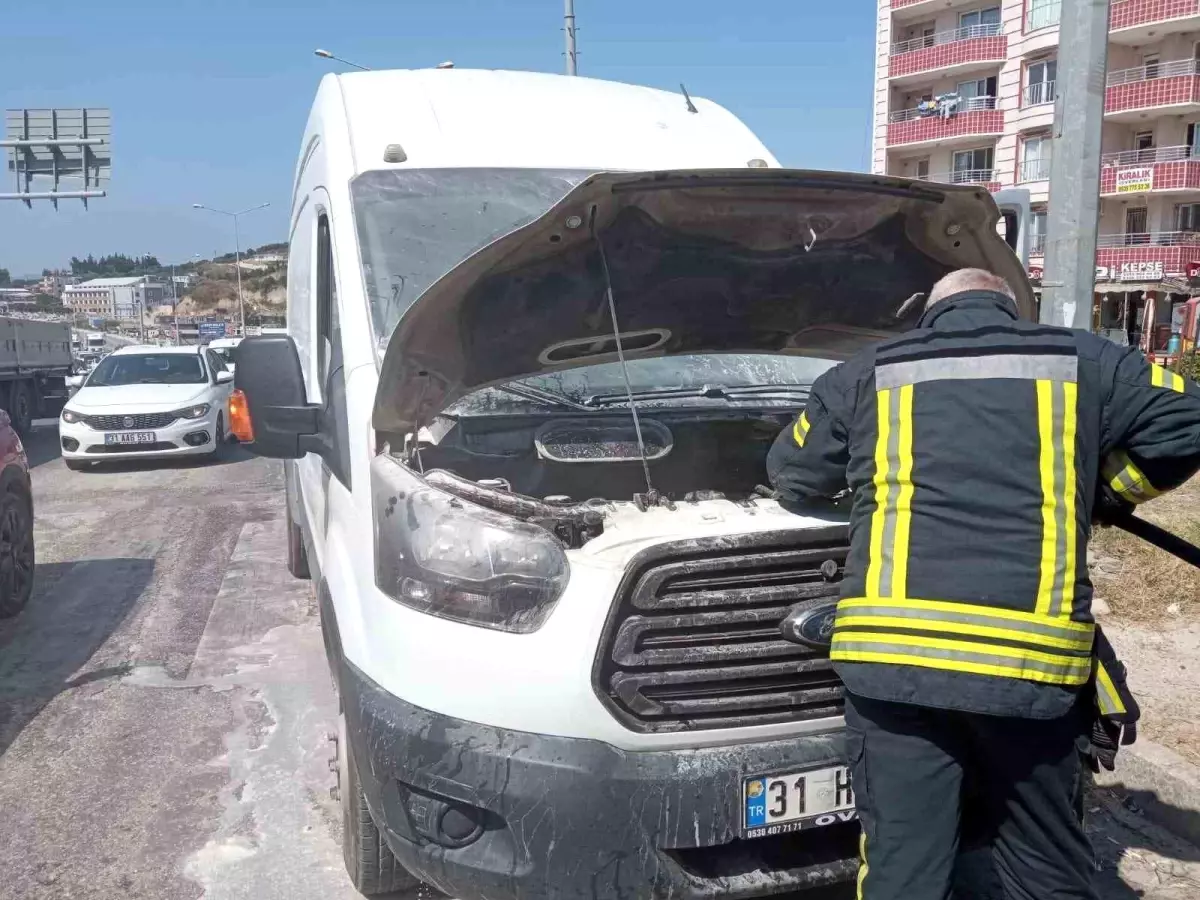 Hatay\'da araç yangını itfaiye ekipleri tarafından söndürüldü