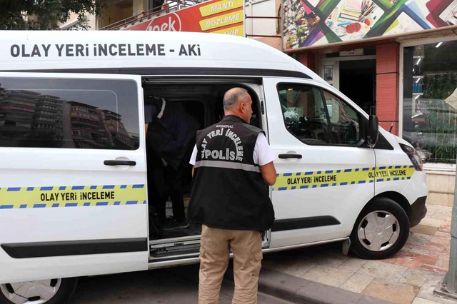 Eşini ve çocuklarını ziyarete yollayıp canına kıydı! Eve girenlerin karşılaştığı manzara korkunç Eşini ve çocuklarını ziyarete yollayıp canına kıydı! Eve girenlerin karşılaştığı manzara korkunç