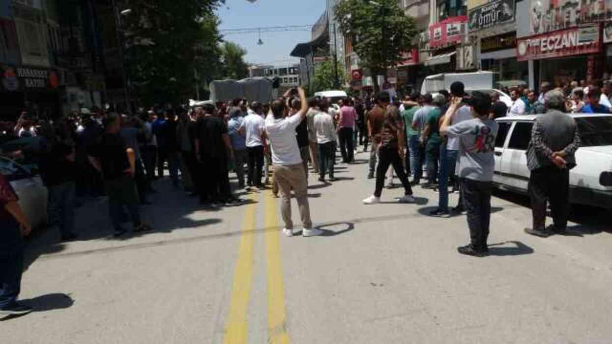 Depremin vurduğu Malatya'da esnaf şimdi de sokakta kaldı! Belediye başkanını istifaya çağırdılar