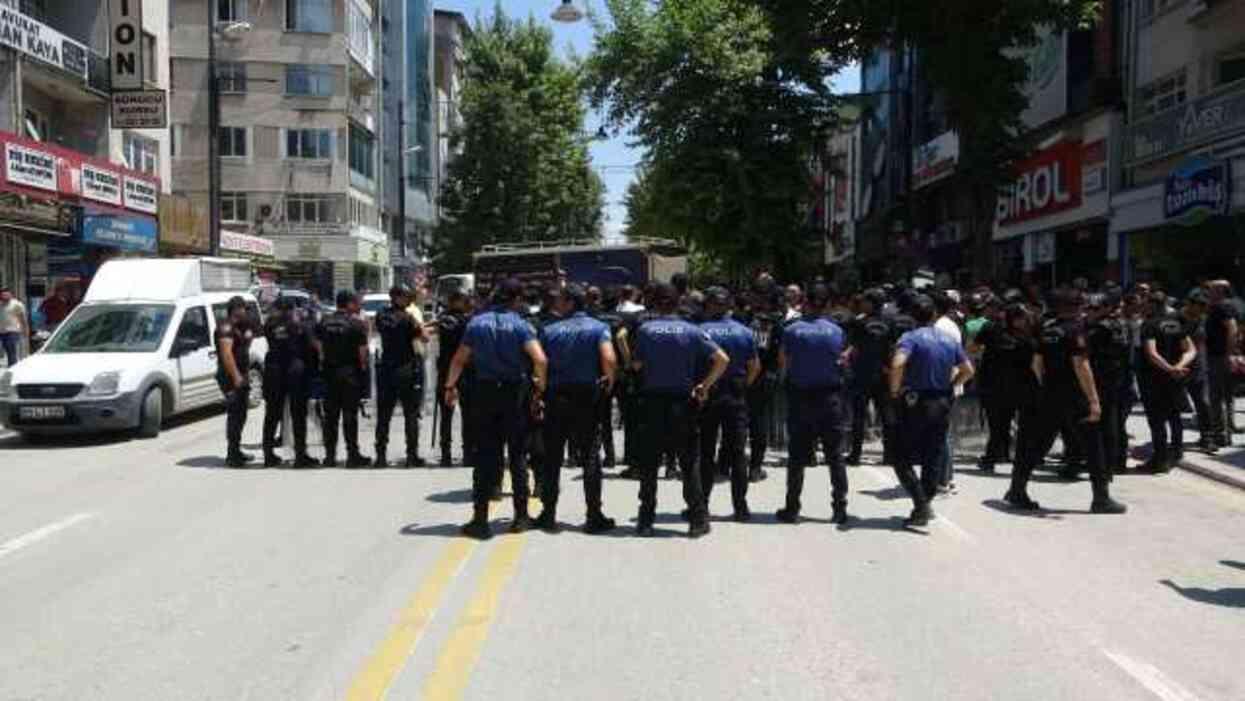 Depremin vurduğu Malatya'da esnaf şimdi de sokakta kaldı! Belediye başkanını istifaya çağırdılar