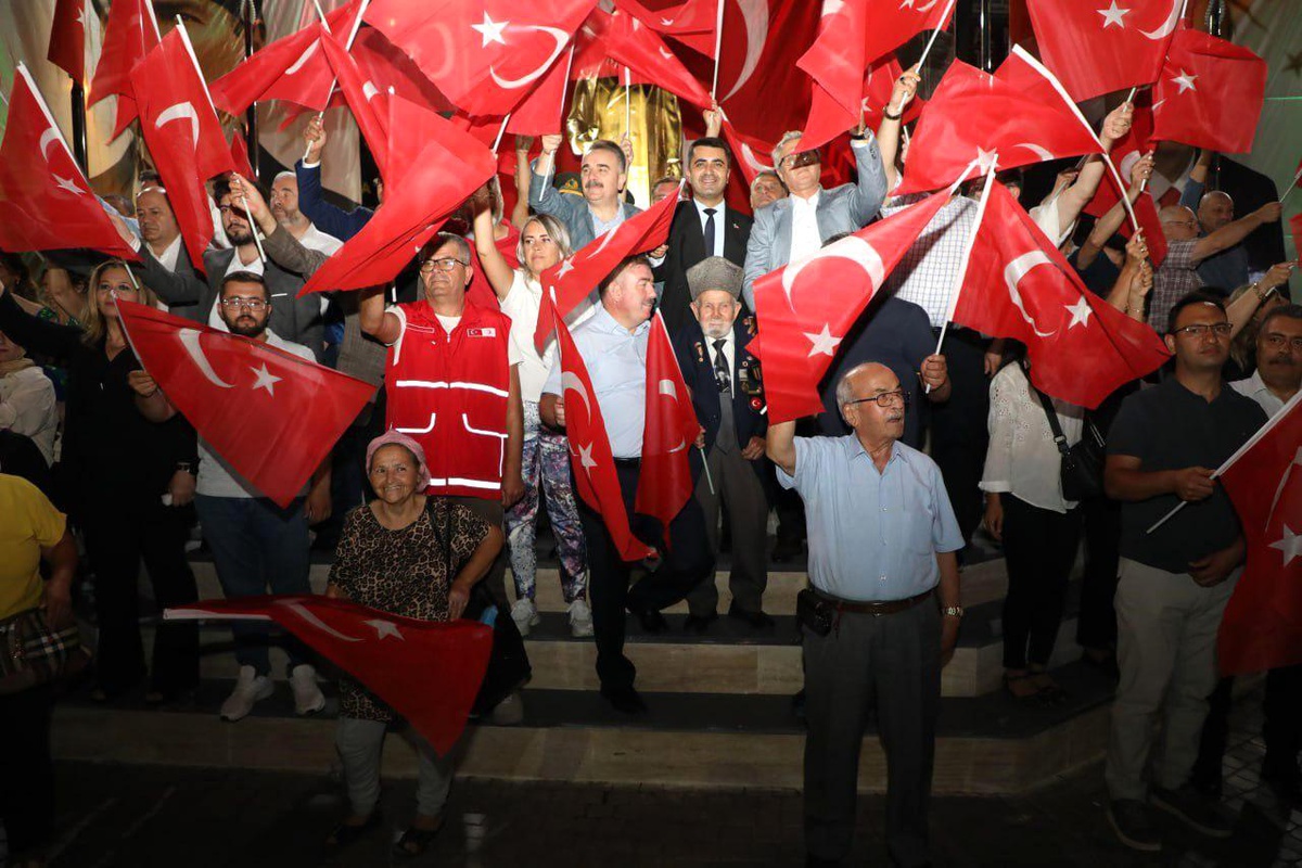 Edremit\'te 15 Temmuz Demokrasi ve Milli Birlik Günü Anma Etkinlikleri Yoğun Katılımla Gerçekleştirildi