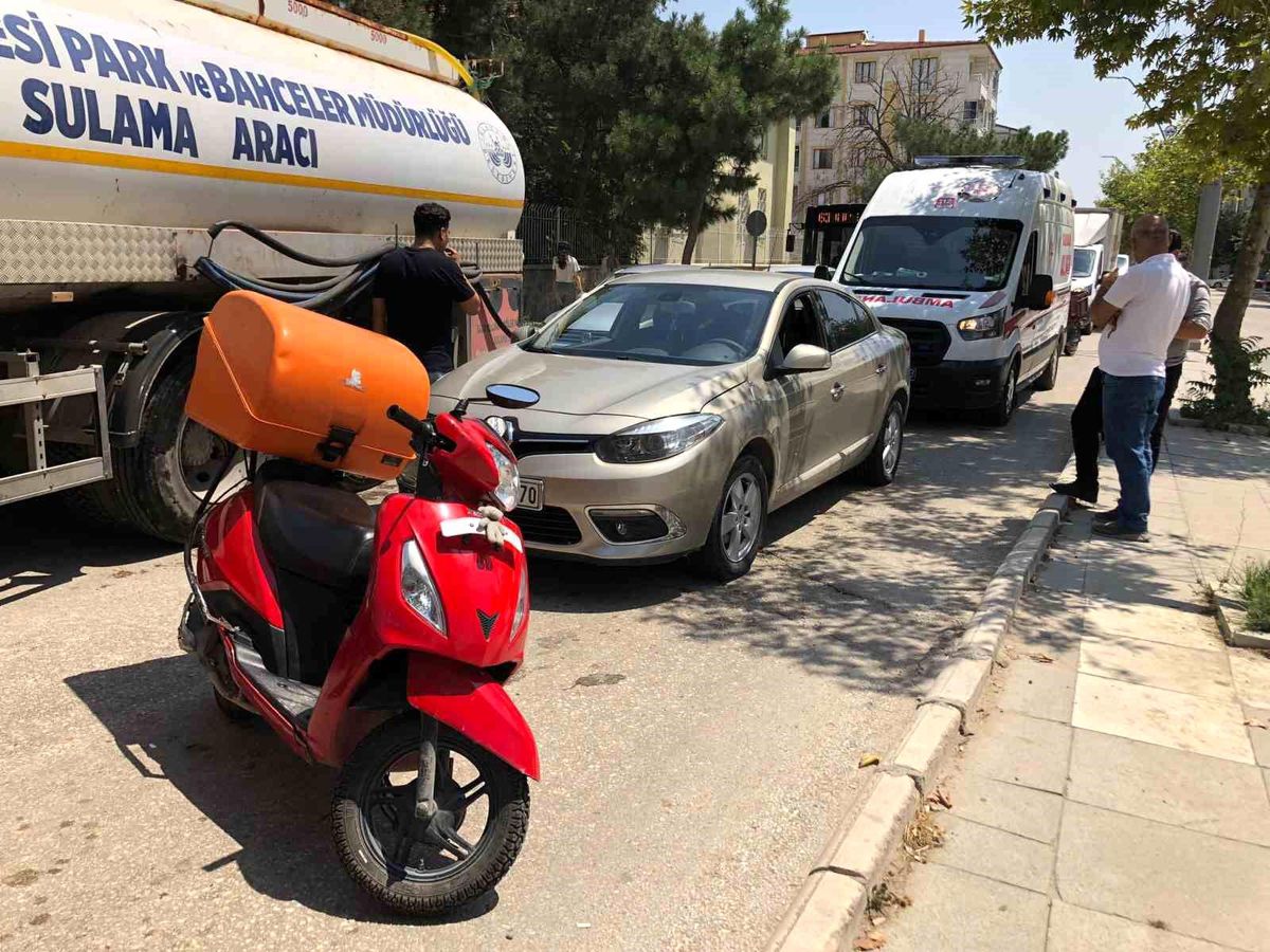 Elazığ\'da Yolun Karşısına Geçmeye Çalışan Kadın, Çarpışan Motosiklet ile Otomobilin Arasında Kalarak Yaralandı