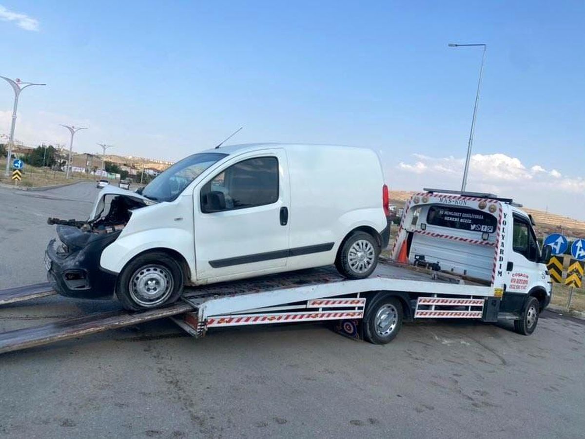 Elazığ\'da minibüs ile hafif ticari araç çarpıştı, 2 kişi yaralandı