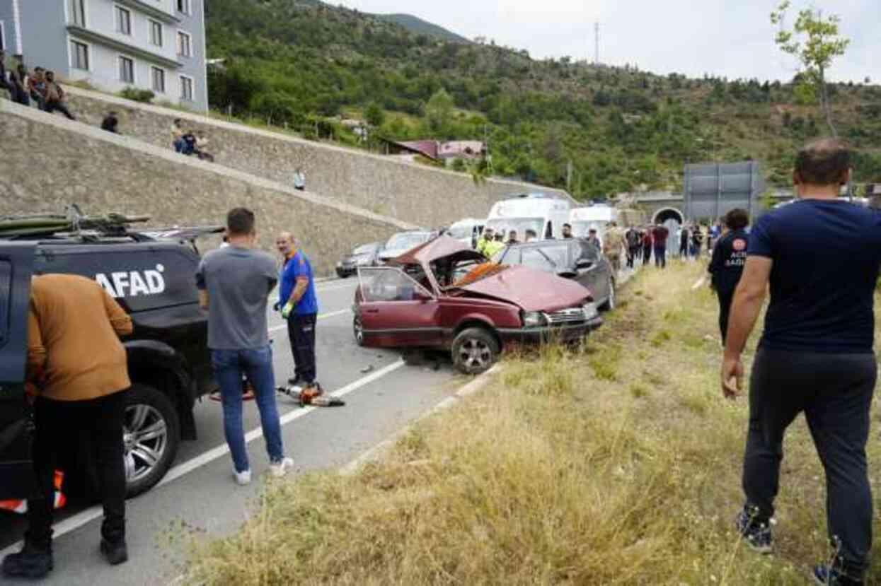 Gümüşhane'de korkunç kaza! Hurdaya dönen otomobil yaşlı çifte mezar oldu