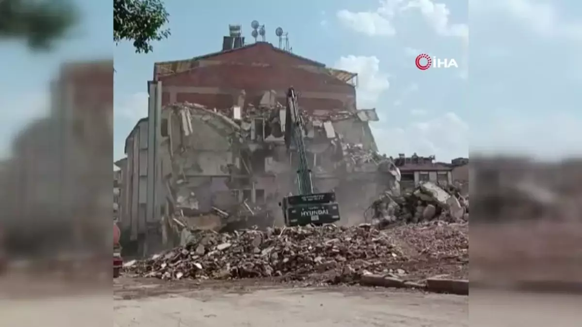 Hasarlı bina yıkımında toz arasında kalan operatör yürekleri ağza getirdi