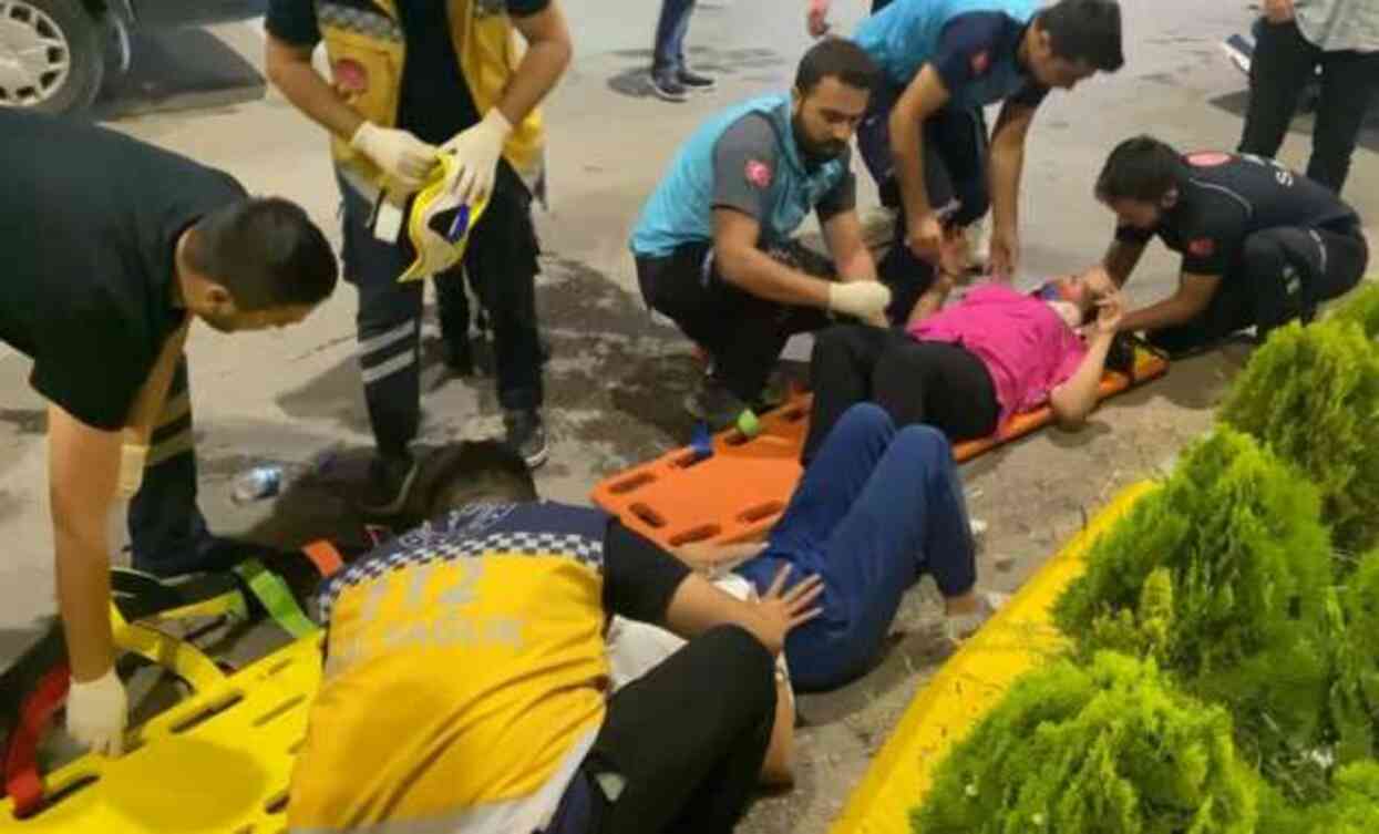Hurdaya dönen araçtan çıkarılan sürücü, kendi yarasını unutup hamile arkadaşının yardımına koştu Hurdaya dönen araçtan çıkarılan sürücü, kendi yarasını unutup hamile arkadaşının yardımına koştu