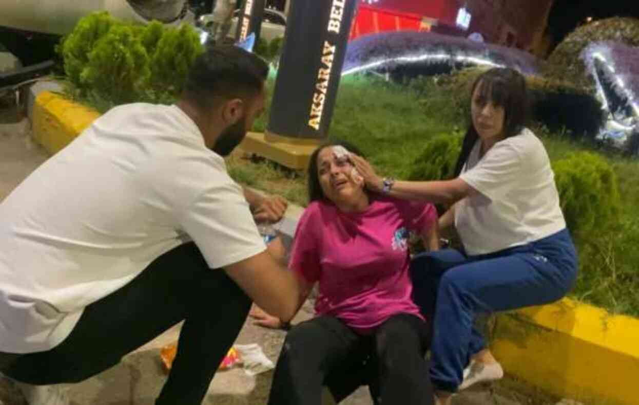 Hurdaya dönen araçtan çıkarılan sürücü, kendi yarasını unutup hamile arkadaşının yardımına koştu Hurdaya dönen araçtan çıkarılan sürücü, kendi yarasını unutup hamile arkadaşının yardımına koştu
