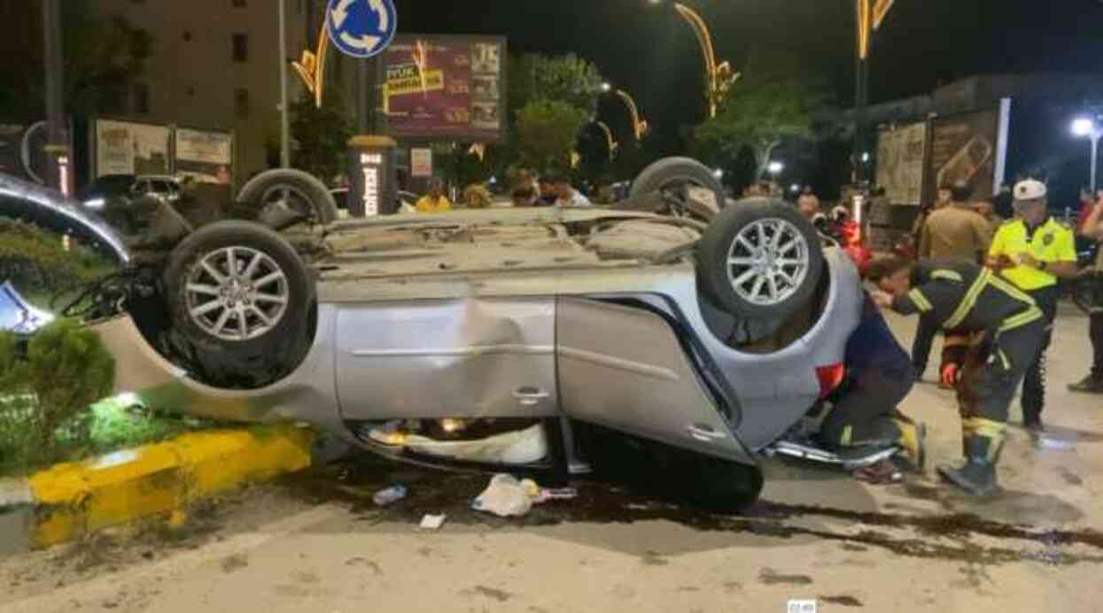 Hurdaya dönen araçtan çıkarılan sürücü, kendi yarasını unutup hamile arkadaşının yardımına koştu Hurdaya dönen araçtan çıkarılan sürücü, kendi yarasını unutup hamile arkadaşının yardımına koştu