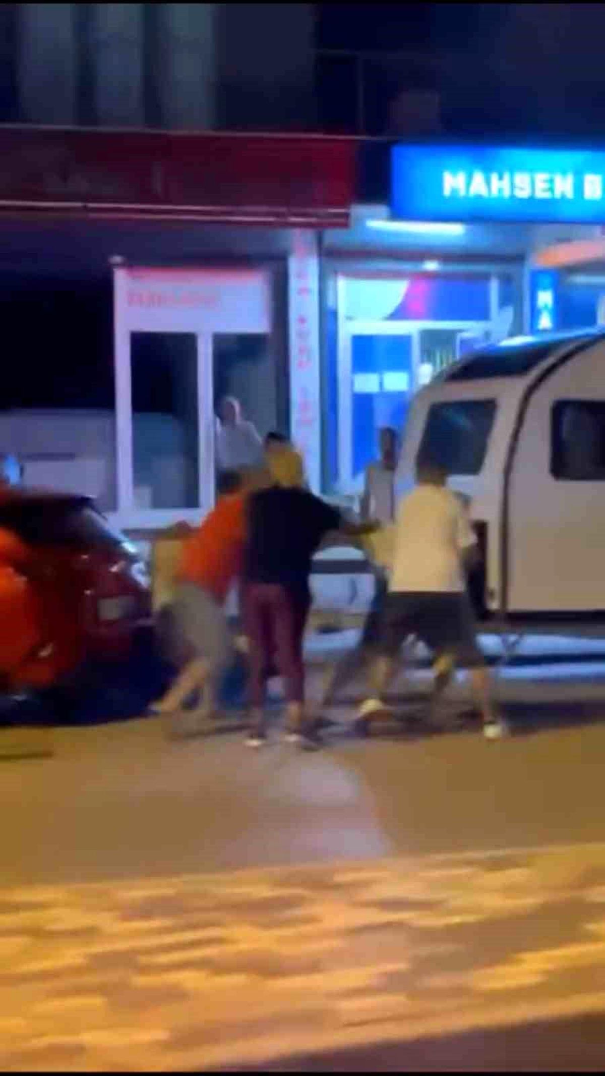 Bursa\'da 2 grup arasında çıkan sözlü tartışma kavgaya dönüştü