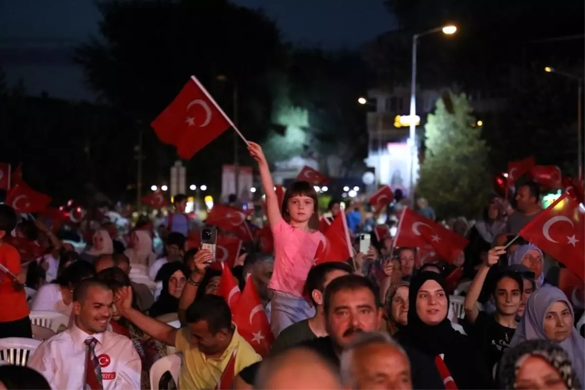 İnegöl, 15 Temmuz Demokrasi ve Milli Birlik Günü\'nde meydanları doldurdu