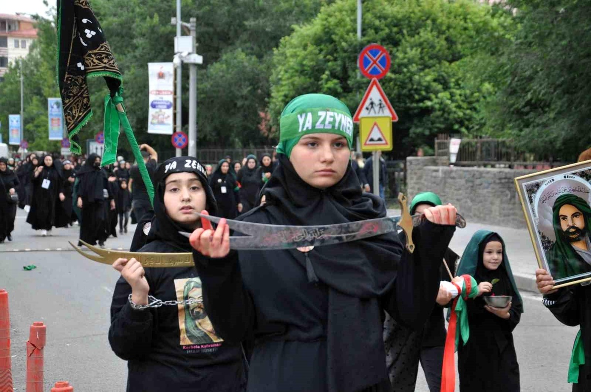 Kars\'ta Hazreti Hüseyin ve Yakınlarının Şehit Edilmesi Anma Yürüyüşü Gerçekleştirildi