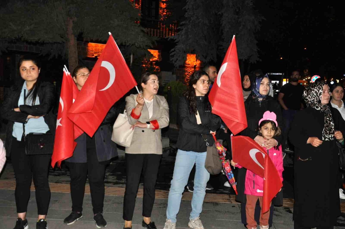 Karslılar 15 Temmuz\'da Cumhurbaşkanı Erdoğan\'ın Yanında Olduklarını Gösterdi