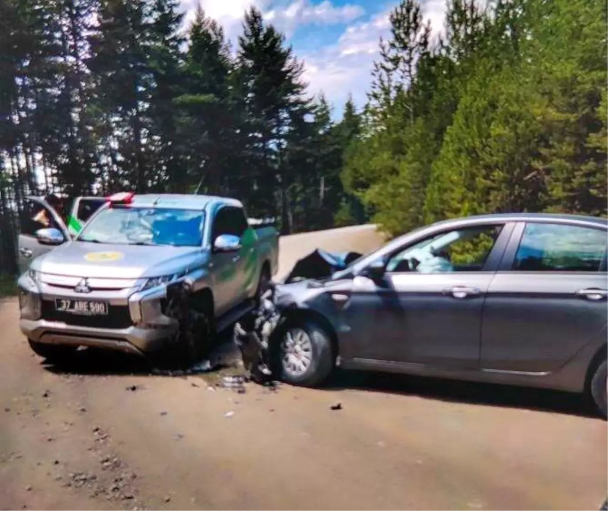 Kastamonu Taşköprü\'de Kamyonet ile Otomobil Çarpıştı: 3 Yaralı