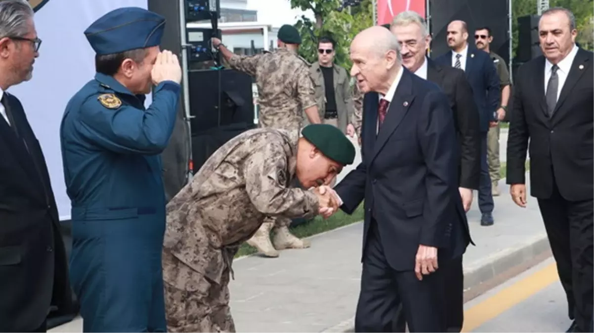 MHP\'den \'\'\'el öpme\'\' eleştirilerine zehir zemberek sözler: CHP\'ye yakışan bir tavır