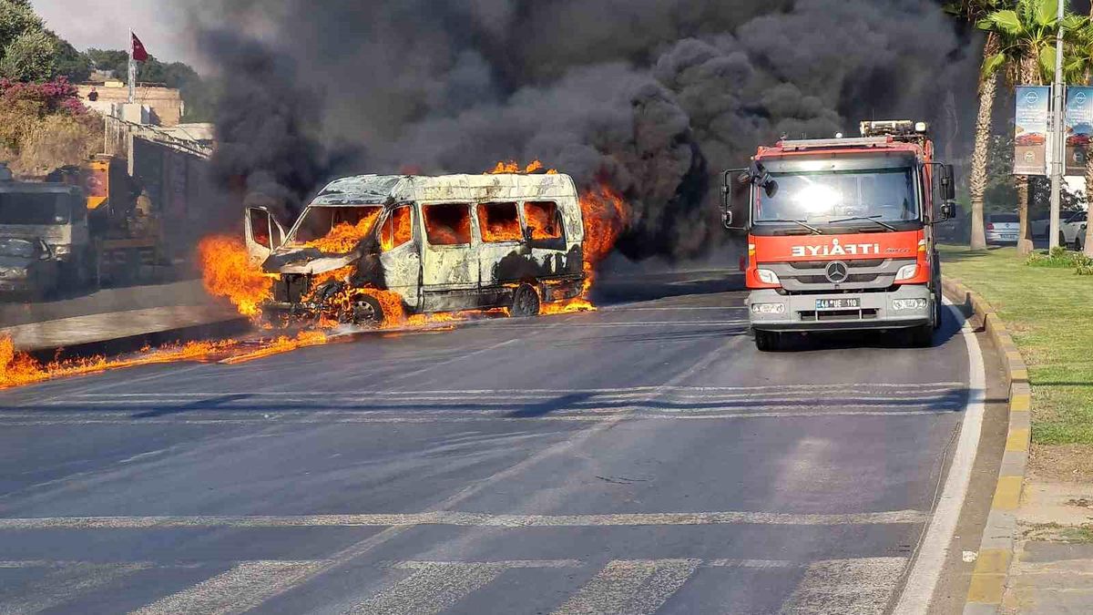 Bodrum\'da minibüs yangını: Korku dolu anlar yaşandı