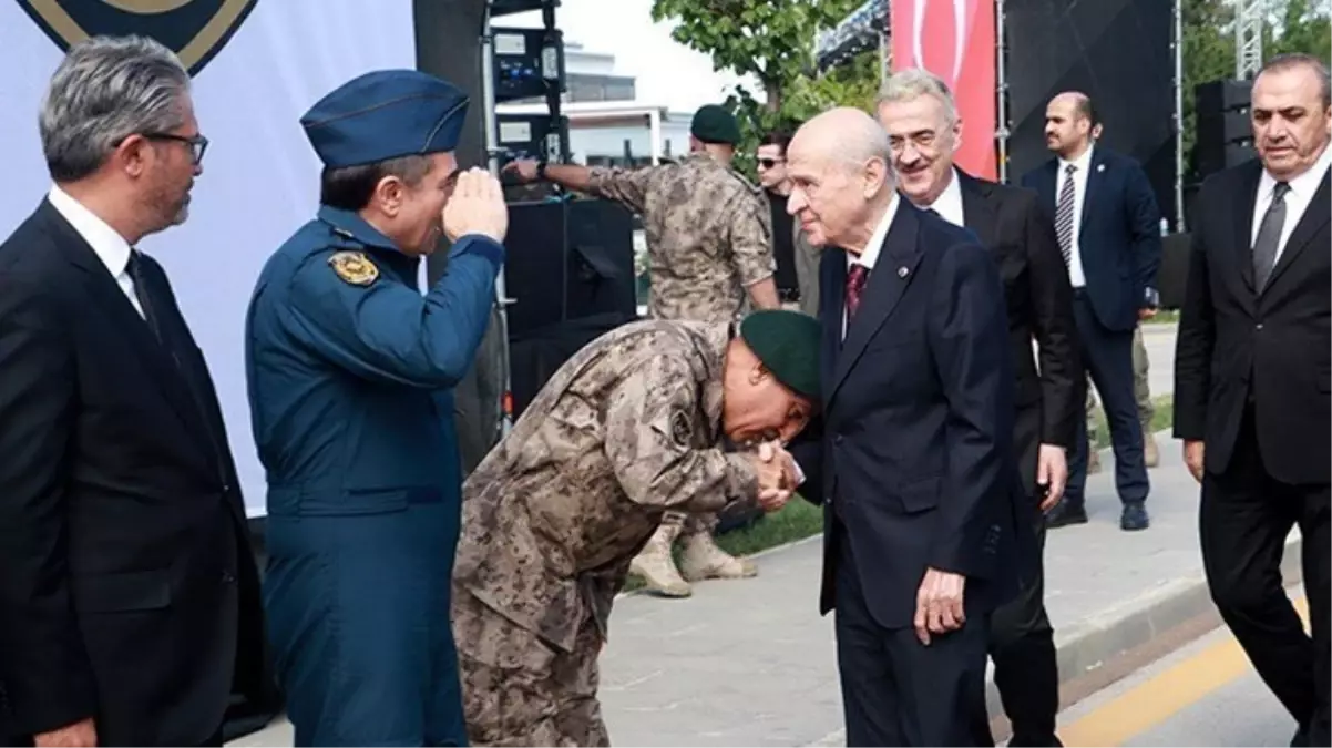 Özel Harekat Başkanı\'nın Bahçeli\'nin elini öpmesi Ankara\'yı karıştırdı: Derhal emekli edilmeli