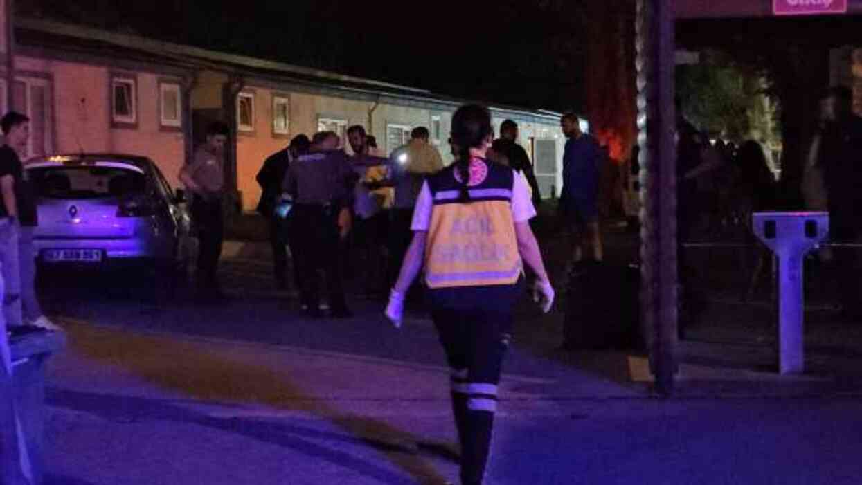 Plaj görevlisi sahili kana buladı! Tesisi boşaltın kavgasında 2 arkadaşı vurdu Plaj görevlisi sahili kana buladı! Tesisi boşaltın kavgasında 2 arkadaşı vurdu
