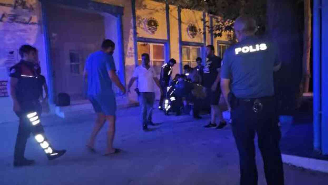 Plaj görevlisi sahili kana buladı! Tesisi boşaltın kavgasında 2 arkadaşı vurdu Plaj görevlisi sahili kana buladı! Tesisi boşaltın kavgasında 2 arkadaşı vurdu