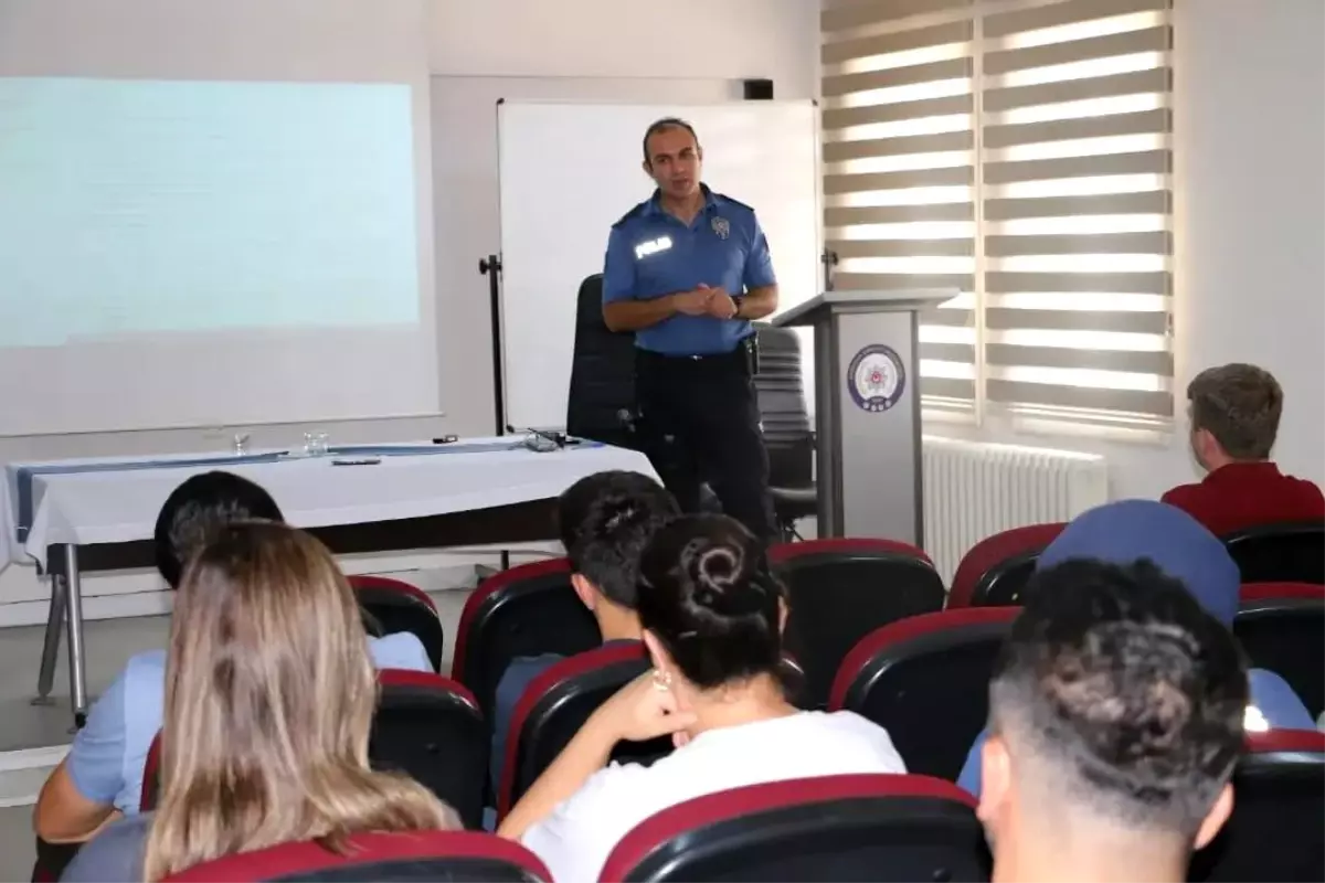 Erzincan\'da Emniyet Personellerine Polis Vazife ve Salahiyet Kanunu Eğitimi Verildi