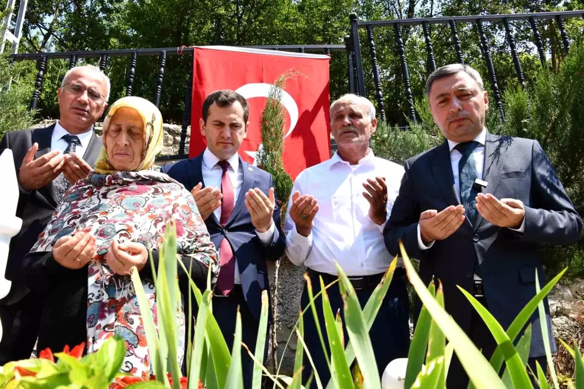 Şehit Öğretmen Necmettin Yılmaz\'ın Kabri Başında Anma Töreni Düzenlendi