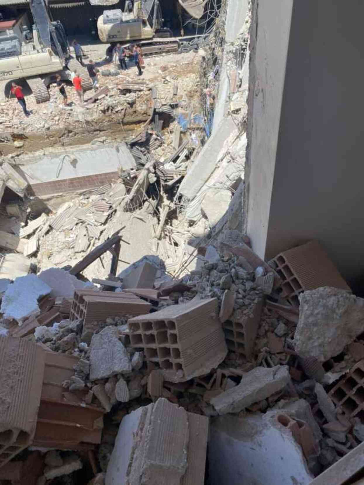Sultangazi'de yıkım çalışması sırasında bitişikteki bina zarar gördü Sultangazi'de yıkım çalışması sırasında bitişikteki bina zarar gördü