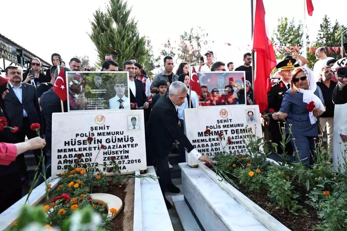 Şahinbey Belediye Başkanı Mehmet Tahmazoğlu, 15 Temmuz şehitliklerini ziyaret etti