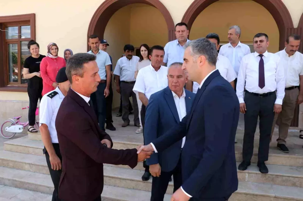 Amasya\'nın Taşova ilçesinde görev yapan Kaymakam Efe Kılıç, duygusal bir veda programıyla uğurlandı