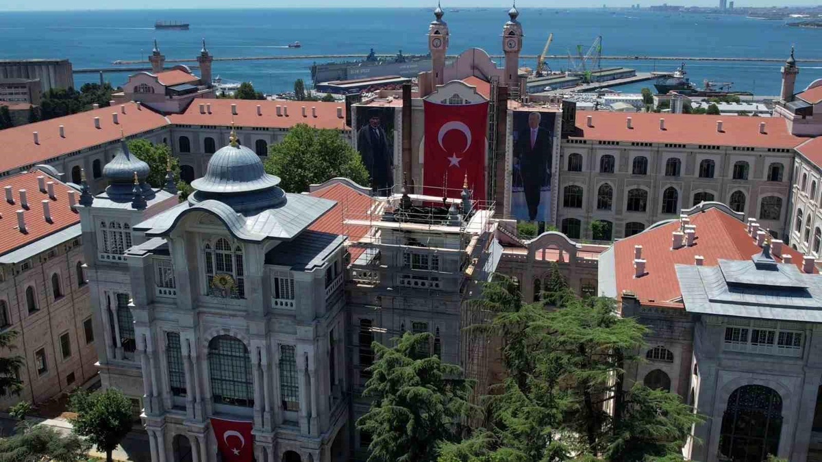 Üsküdar\'da Sağlık Bilimleri Üniversitesi binasında çıkan yangın sonucu çöken kubbenin yapım çalışmaları havadan görüntülendi