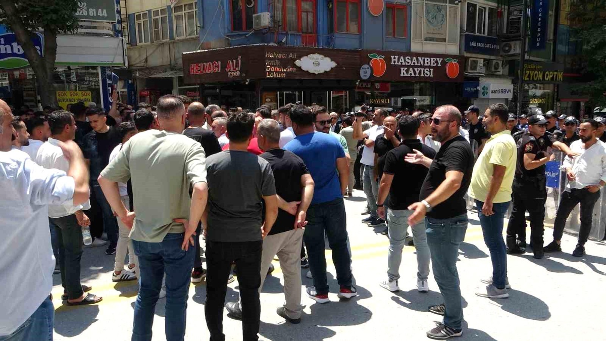 Malatya\'da deprem sonrası elektrik kesintisi nedeniyle esnaf eylem yaptı