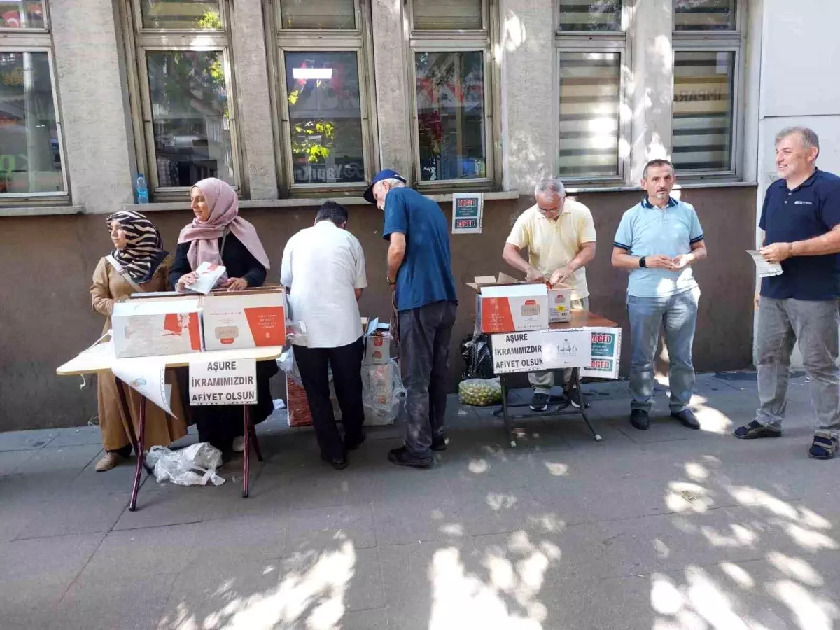 Zonguldak Sosyal Gelişim Derneği Aşure Günü\'nde Tatlılarını Halkla Paylaştı