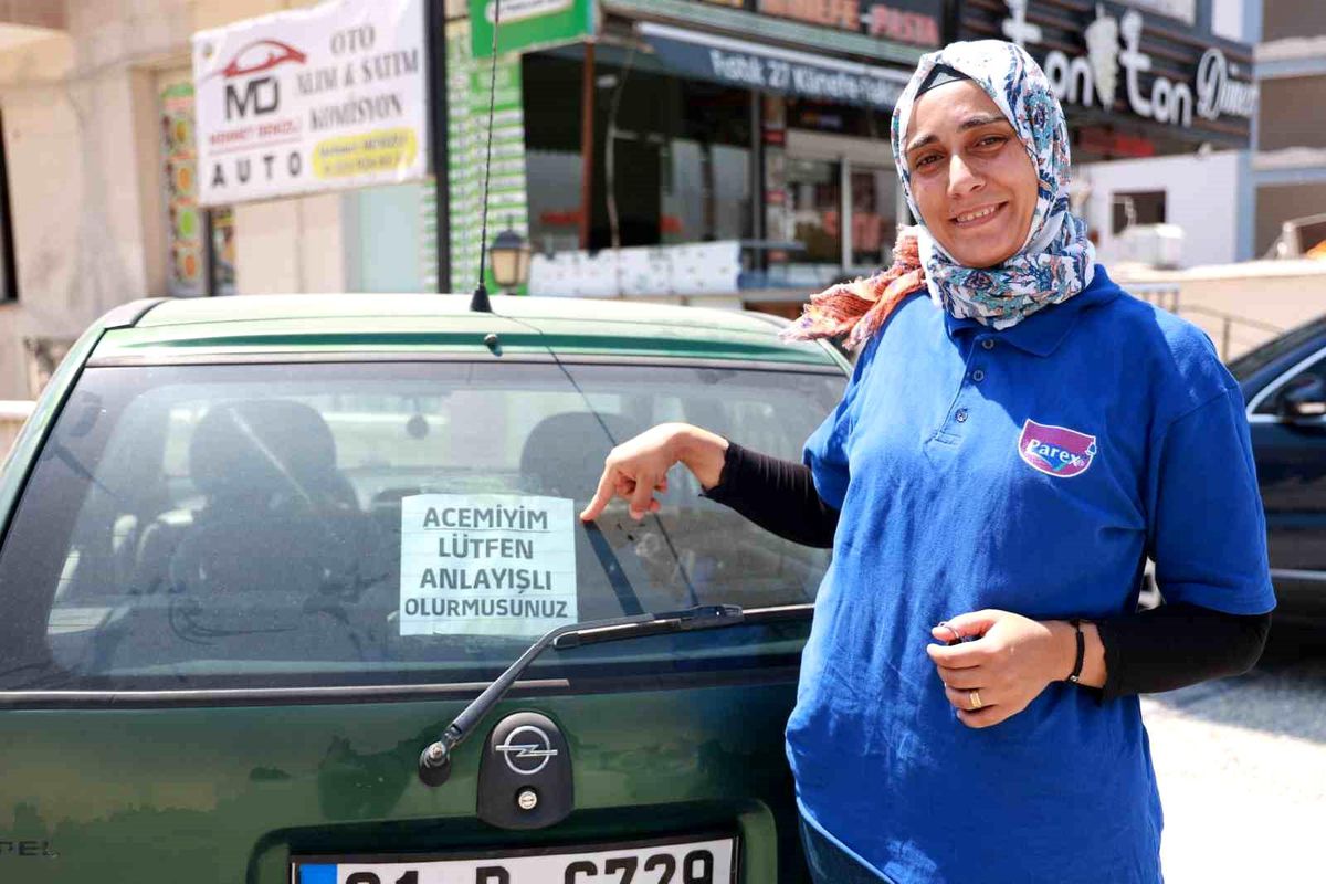 Trafik Korkusunu Yenen Sürücü, Arabasına Astığı Not Sayesinde 10 Gündür Araç Kullanıyor
