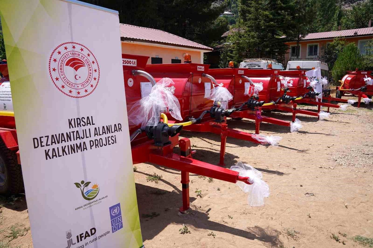Adana\'da göçer hayvancılık yapan ailelere taşınabilir hayvan içme suyu tankı dağıtıldı