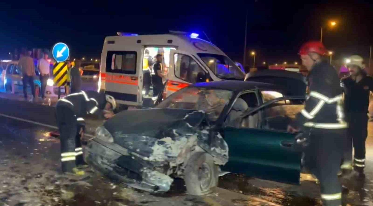 Aksaray\'da Hafif Ticari Araç ile Otomobil Çarpıştı: 4 Yaralı