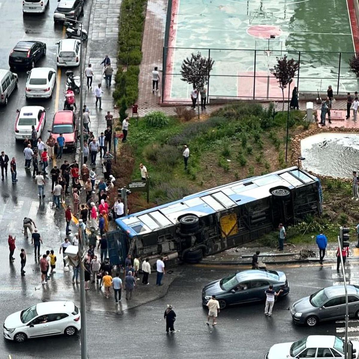 Ankara\'da Belediye Otobüsü Devrildi: 5 Yolcu Yaralandı