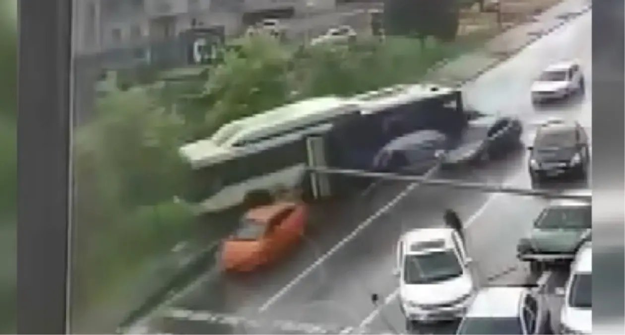 Yozgat Bulvarı Ayvalı Mahallesi\'nde Belediye Otobüsü Devrildi