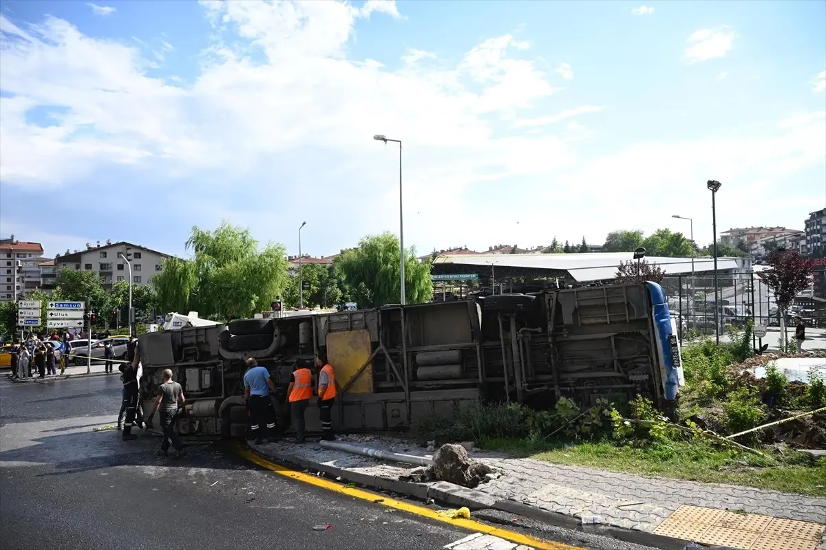 Ankara Keçiören\'de EGO Otobüsü Devrildi: 5 Yaralı