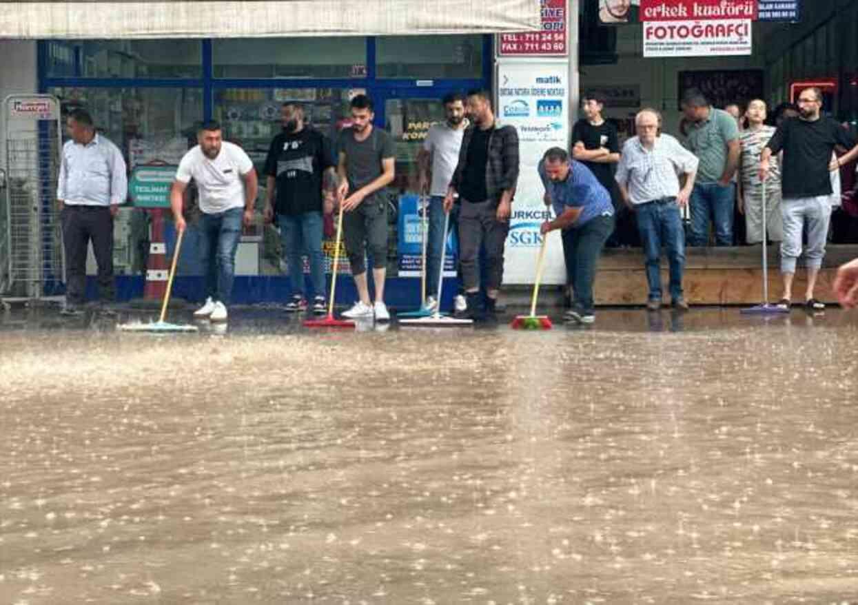 Ankara ve 3 kenti sağanak vurdu! Evleri su bastı, yollar göle döndü