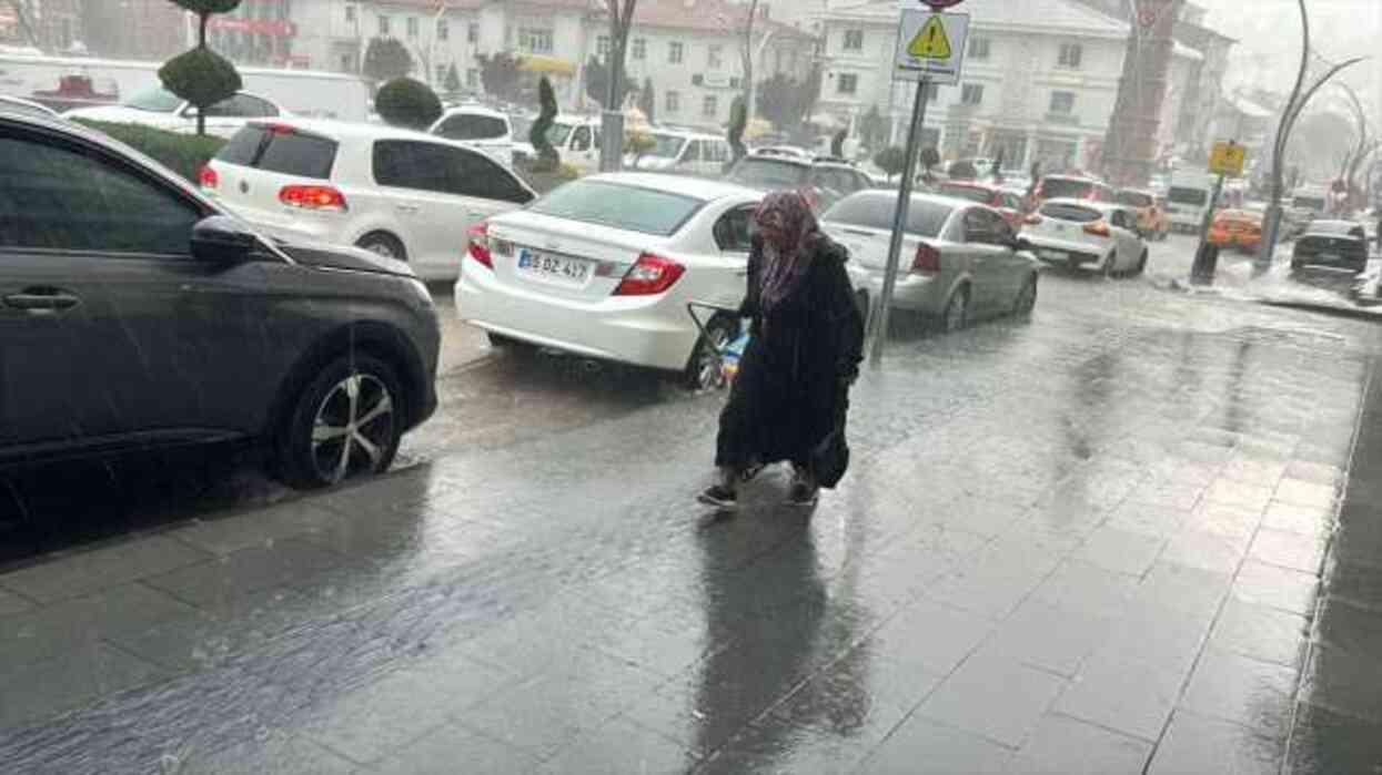 Ankara ve 3 kenti sağanak vurdu! Evleri su bastı, yollar göle döndü