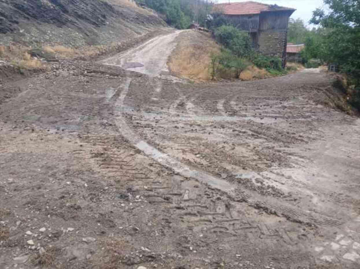 Ankara ve 3 kenti sağanak vurdu! Evleri su bastı, yollar göle döndü