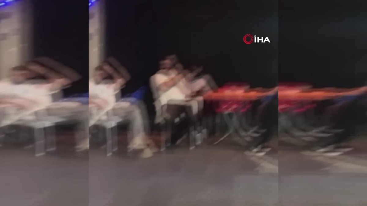 Aracın altındaki kediye vatandaşlardan \'kedi sesli\' çözüm