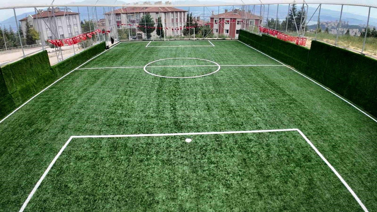 İzmit Ayazma Mahallesi\'nde Gençlere Yeni Futbol Sahası