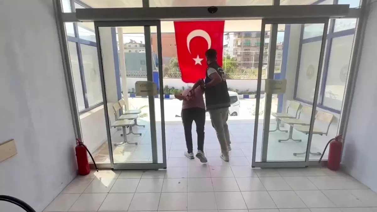 Hatay\'da 8 düzensiz göçmen yakalandı, üçü bagajda taşınıyordu