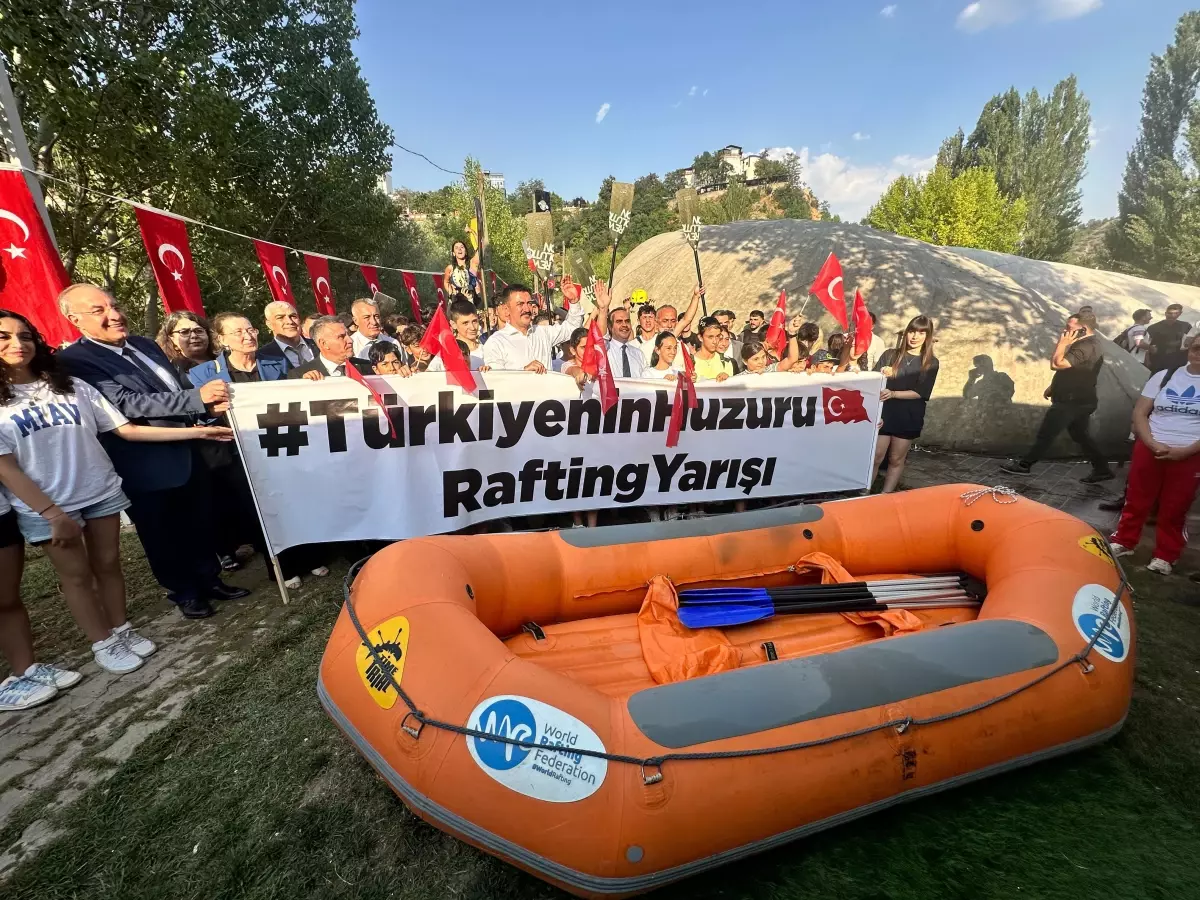 Sanayi ve Teknoloji Bakanı Mehmet Fatih Kacır, Türkiye\'nin Huzuru Rafting Yarışı\'nın Start Düdüğünü Çaldı