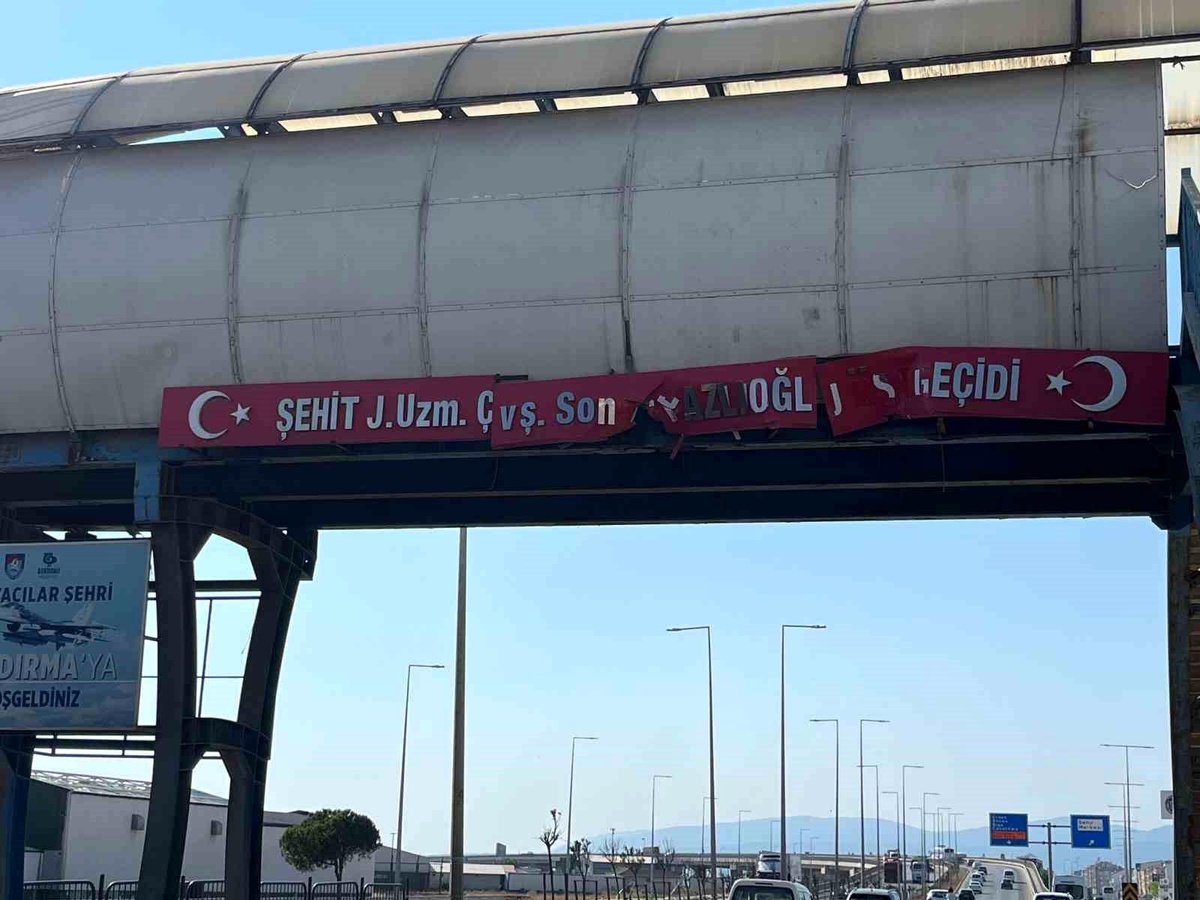 Bandırma\'da 13 gün arayla aynı üst geçide ikinci kez tır dorsesi çarptı
