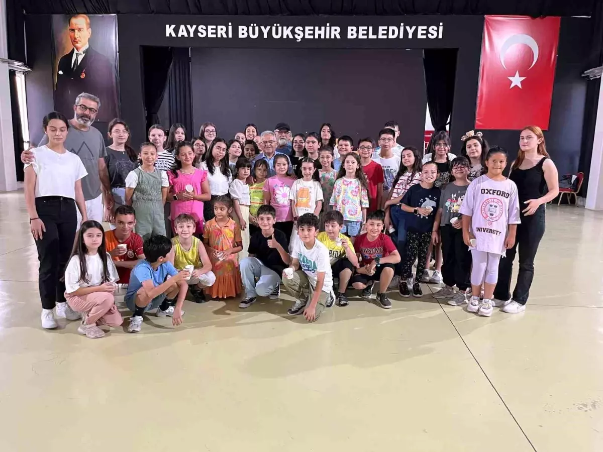 Kayseri Büyükşehir Belediye Başkanı Sanat Akademisi\'ni Ziyaret Etti