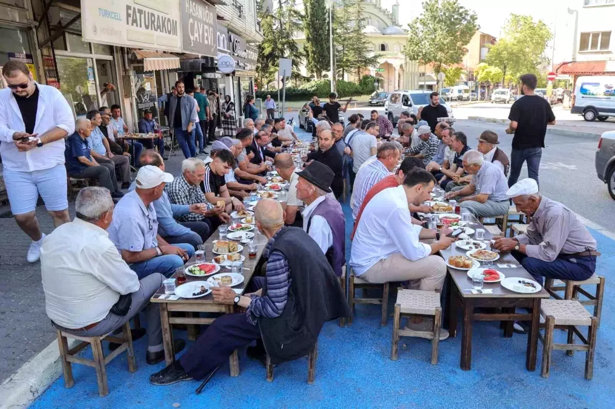 Uşak Belediye Başkanı Özkan Yalım, Nuri Şeker Caddesi\'nde Esnaf ve Vatandaşlarla Kahvaltıda Buluştu