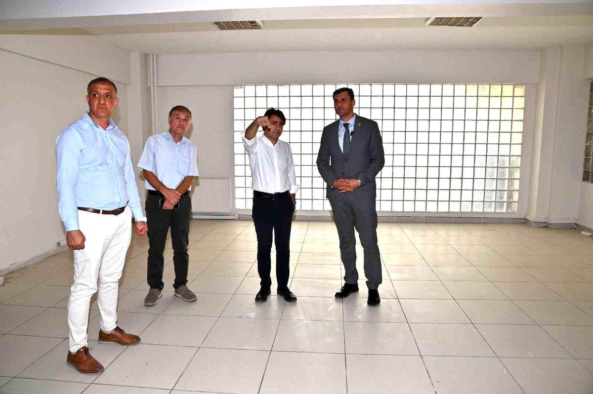 Manisa Büyükşehir Belediye Başkanı Ferdi Zeyrek, Kent Lokantası çalışmalarını inceledi