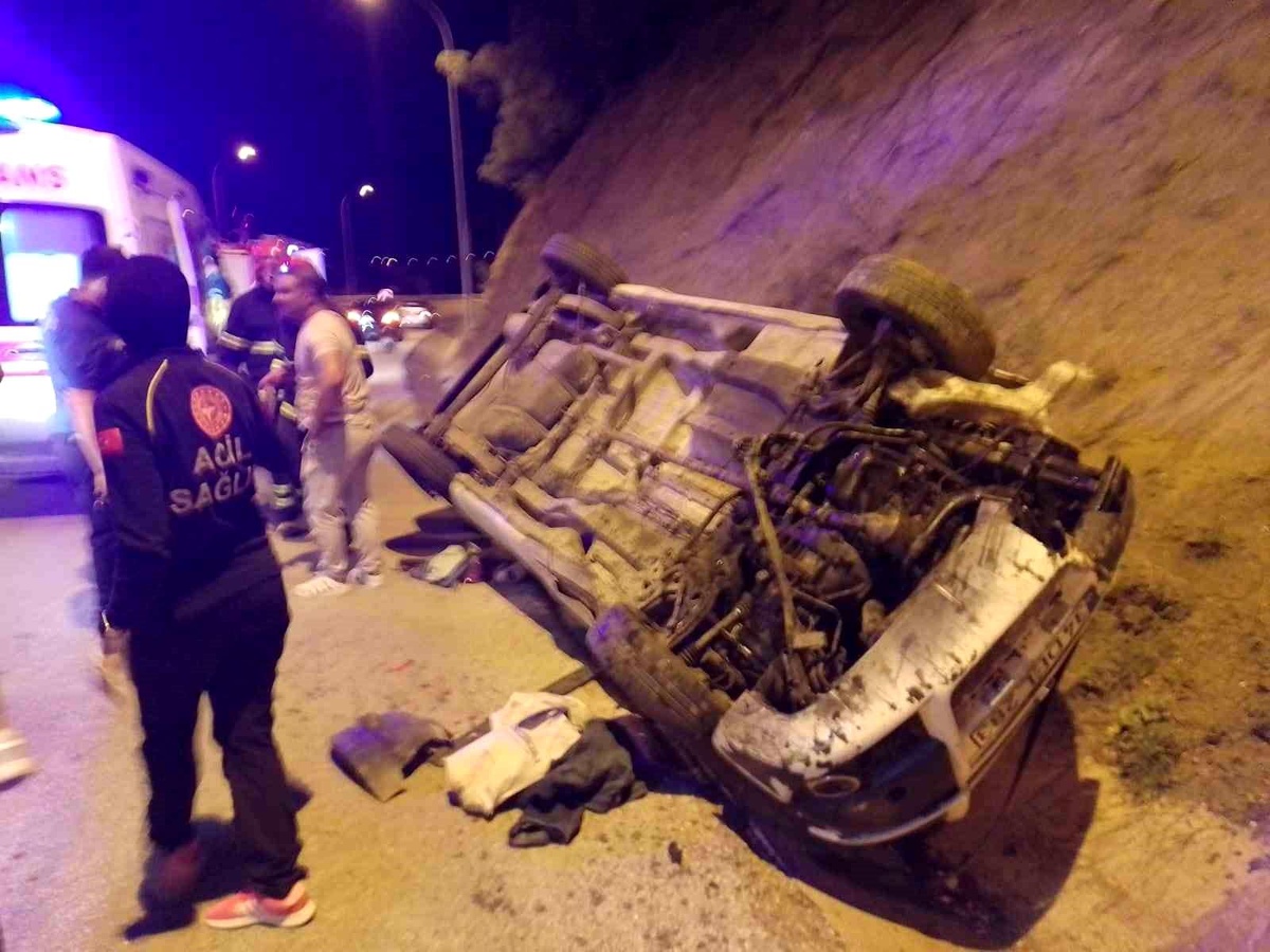 Bilecik\'te Hafif Ticari Araç Takla Attı: 4 Yaralı